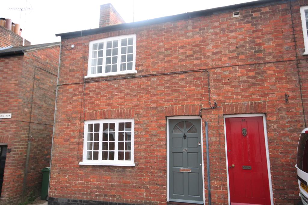Well Street, Buckingham, MK18 1ES 1 bed semidetached house £875 pcm (£202 pw)