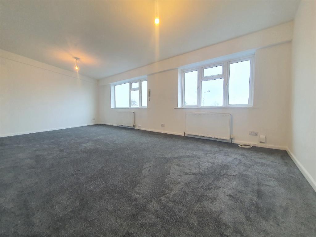 Sundon Park Road, Luton, Bedfordshire, LU3 3BH 3 bed apartment to rent