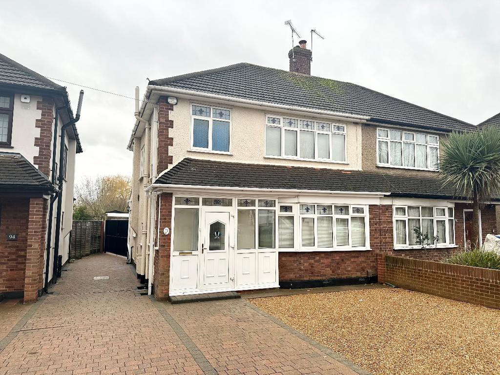 Squirrels Heath Road, Romford 3 bed semidetached house £2,000 pcm (£462 pw)