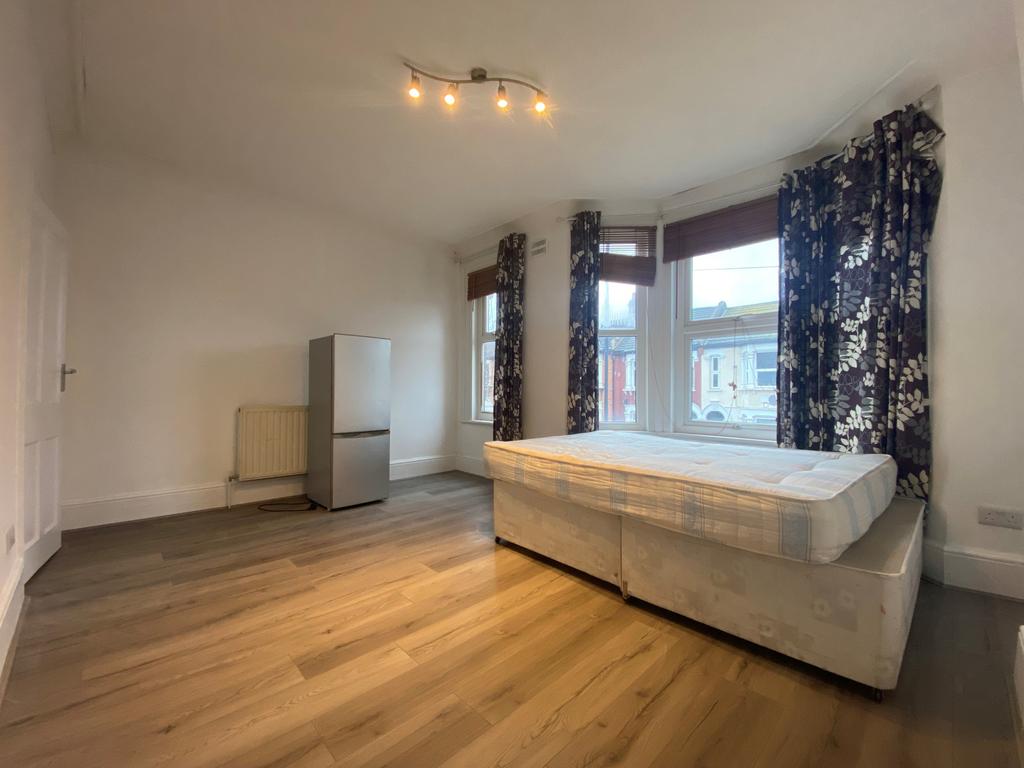 Little Ilford Lane, Manor Park, London, E12 1 bed flat £1,275 pcm (£294 pw)