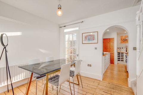 39 Albion Road, Twickenham, TW2 6QJ