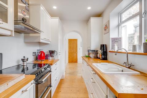 39 Albion Road, Twickenham, TW2 6QJ