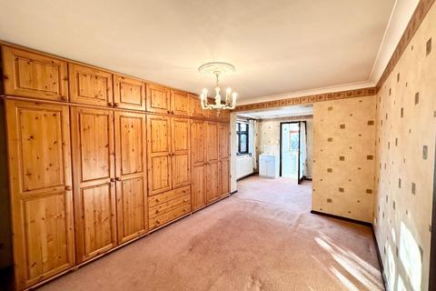 1 Barrett Close, Romford, RM3 7AY