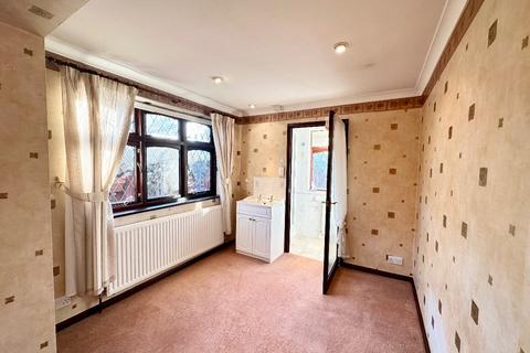 1 Barrett Close, Romford, RM3 7AY