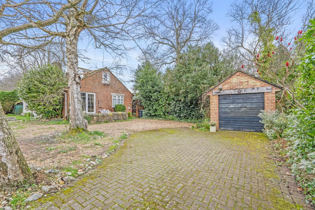 Sycamore Avenue, Chandler's Ford, Eastleigh, SO53 5RJ 3 bed detached house for sale £600,000