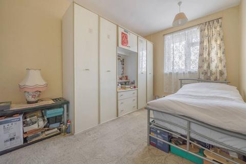 2 bedroom flat for sale, Mandeville Close, Blackheath, London, SE3
