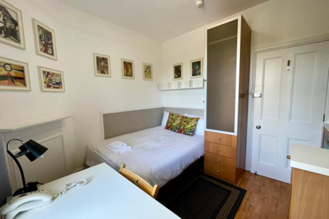 Studio to rent, Fulham Palace Road, Hammersmith, London, W6