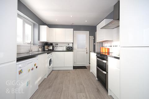 69 Exton Avenue, Luton, LU2 0LH