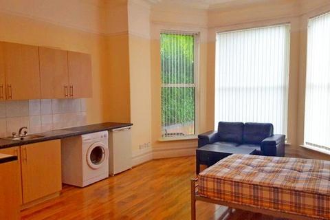 Studio to rent, Hanger Lane, North Ealing, London, W5