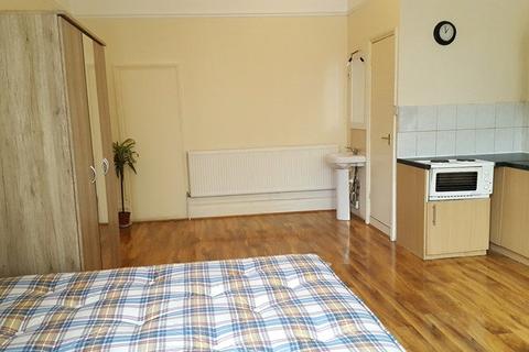 Studio to rent, Hanger Lane, North Ealing, London, W5