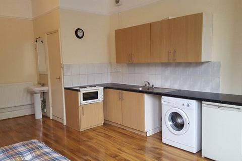 Studio to rent, Hanger Lane, North Ealing, London, W5