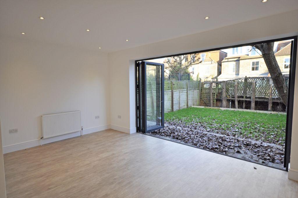 Burlington Avenue, Kew, TW9 2 bed flat £2,250 pcm (£519 pw)