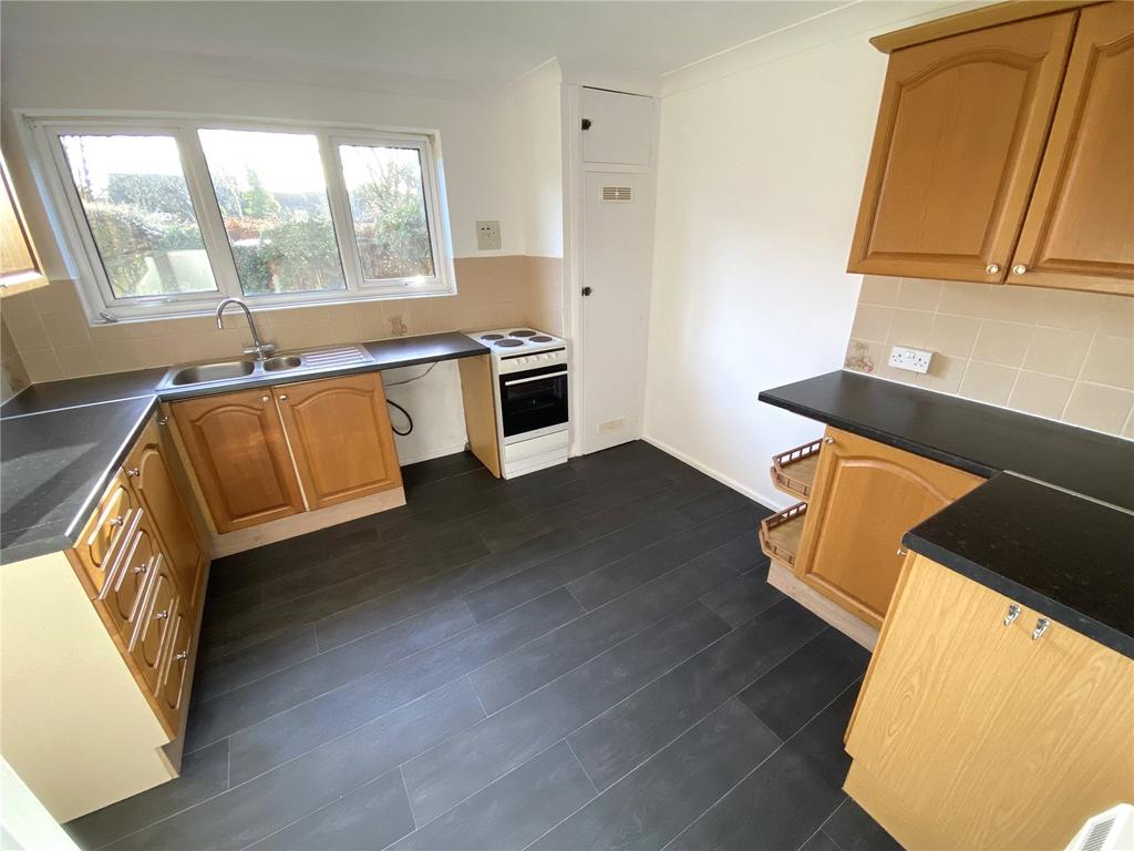 Bickerley Gardens, Ringwood... 2 bed apartment £900 pcm (£208 pw)