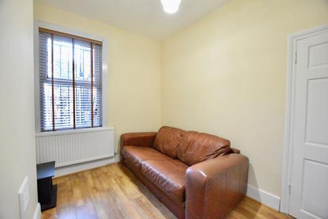 4 bedroom terraced house to rent - Albert Square, Stratford, E15