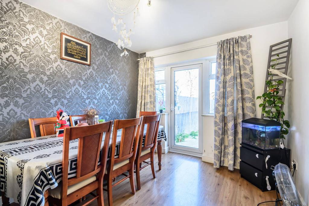 Aldridge Avenue, Stanmore, HA7 3 bed semidetached house for sale £525,000