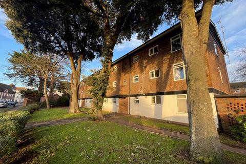 3 bedroom apartment to rent, Velyn Avenue, Chichester