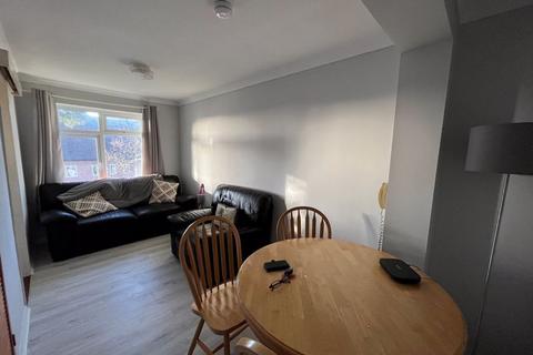 3 bedroom apartment to rent, Velyn Avenue, Chichester