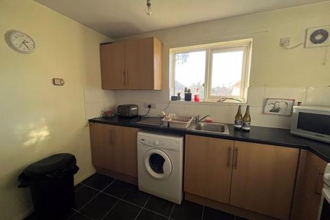 3 bedroom apartment to rent, Velyn Avenue, Chichester