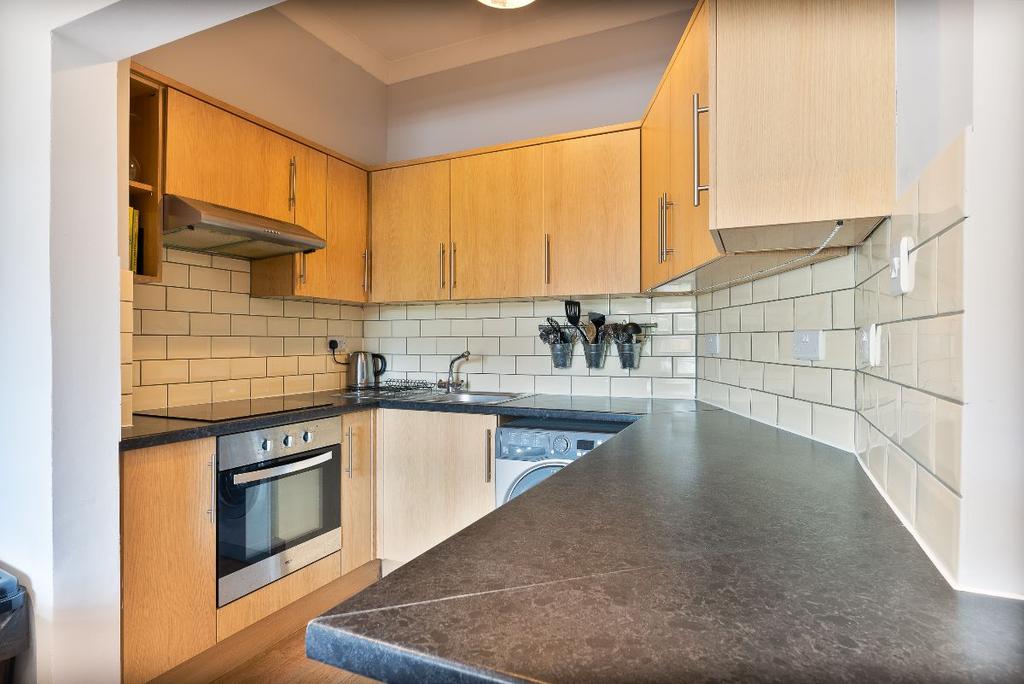 Flat, Mid Street, South Nutfield, Redhill 1 bed apartment - £210,000