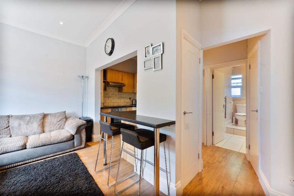 Flat, Mid Street, South Nutfield, Redhill 1 bed apartment - £210,000