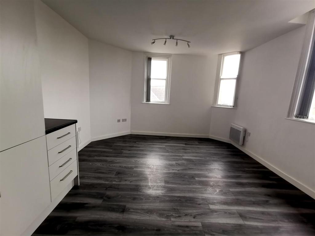 Cape Hill, Smethwick 2 bed apartment £795 pcm (£183 pw)