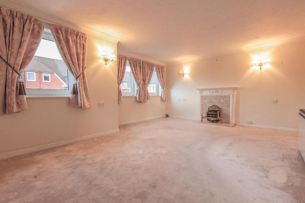 Belvedere Court, High Street, Hoddesdon 1 bed flat £1,050 pcm (£242 pw)