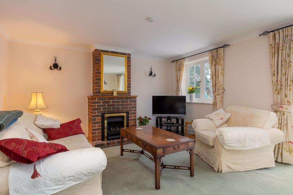 Long Mill Lane, St Marys Platt TN15 8LZ 4 bed detached house £2,500