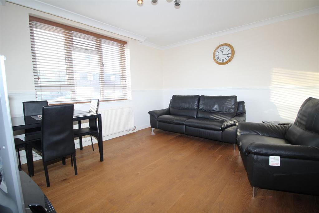 Park Lane, Waltham Cross 3 bed flat £1,550 pcm (£358 pw)