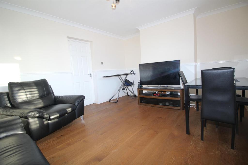 Park Lane, Waltham Cross 3 bed flat £1,550 pcm (£358 pw)