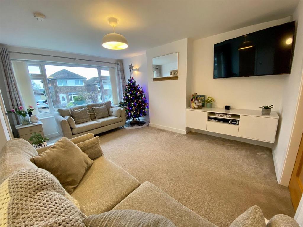 Meadow Park, Kirkheaton, Huddersfield 3 bed detached house £230,000