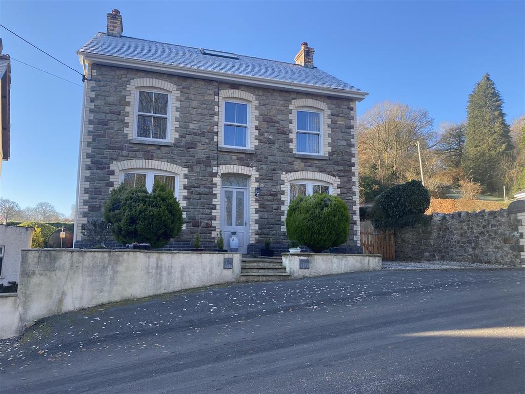 Pentregwenlais, Llandybie, Ammanford 5 bed detached house for sale £