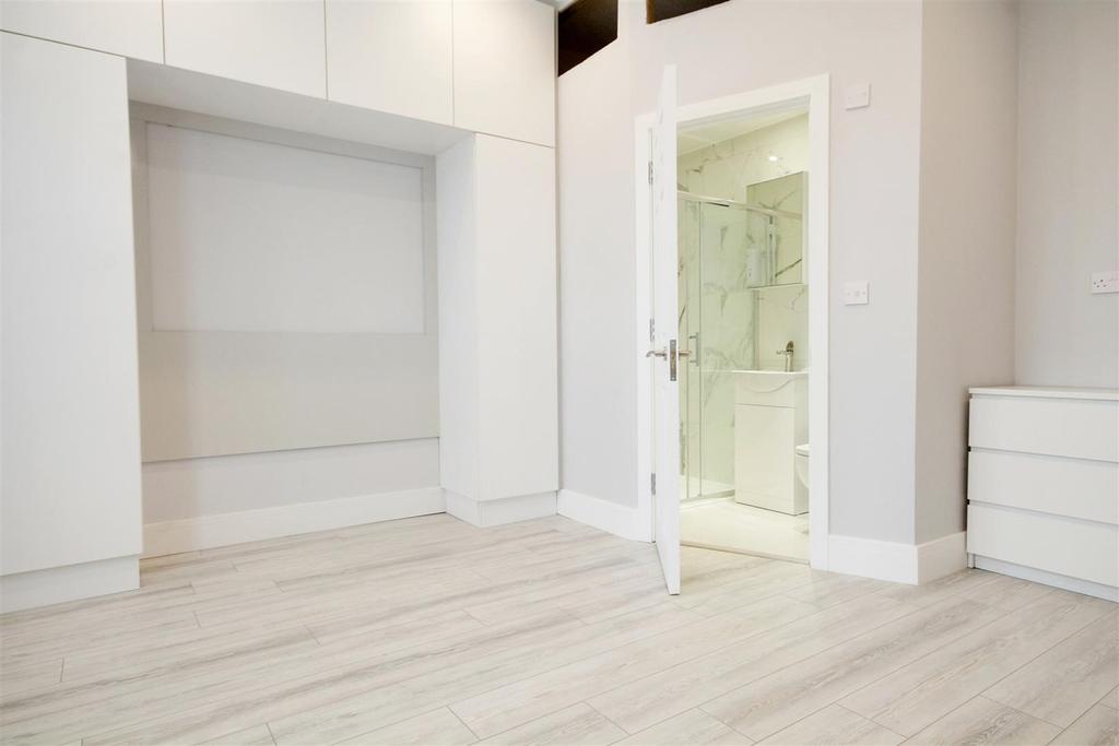London Road, Wembley, HA9 7HG House share £870 pcm (£201 pw)