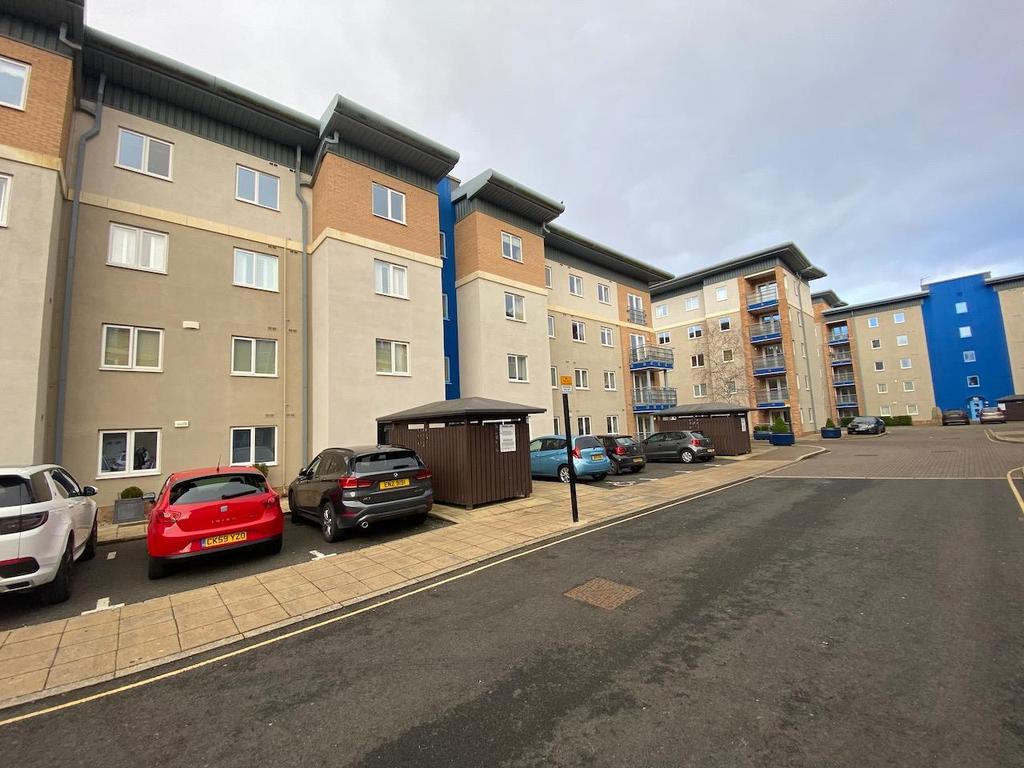 Knightsbridge Court, Gosforth... 2 bed flat £800 pcm (£185 pw)