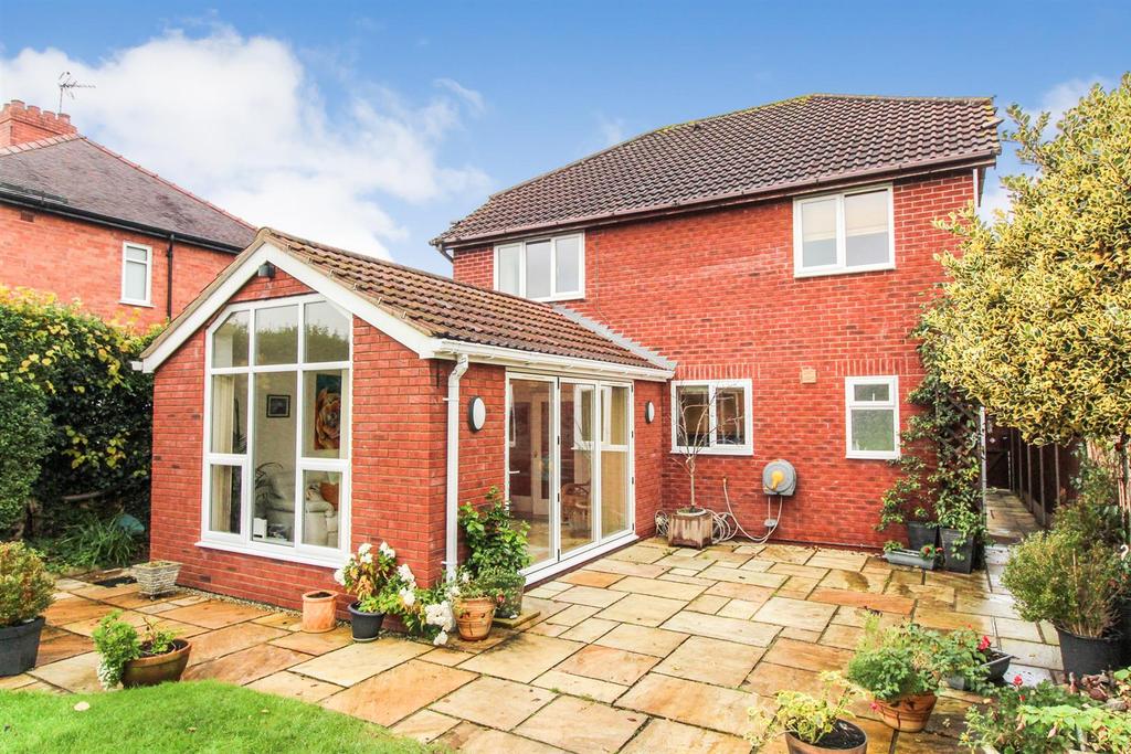 Oak Drive, Oswestry 4 bed detached house £1,200 pcm (£277 pw)