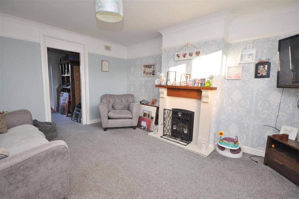 Cherry Tree Avenue, New Earswick... 4 bed terraced house £300,000