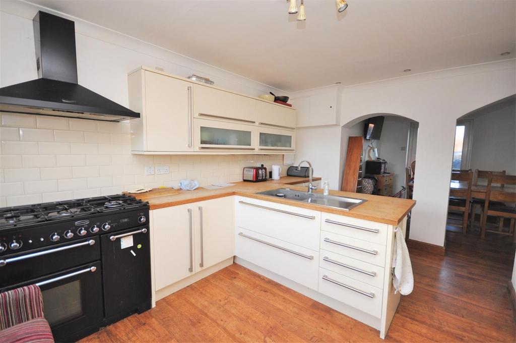 Cherry Tree Avenue, New Earswick... 4 bed terraced house £300,000