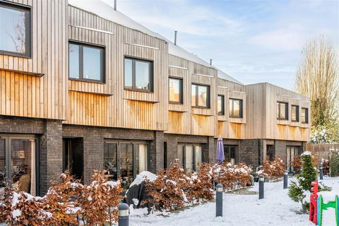 4 Elizabeth Mews, London, E10 5UD