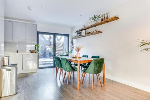 4 Elizabeth Mews, London, E10 5UD