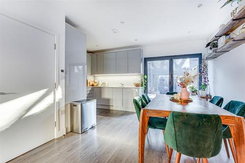 4 Elizabeth Mews, London, E10 5UD