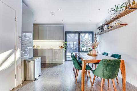 4 Elizabeth Mews, London, E10 5UD
