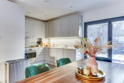 4 Elizabeth Mews, London, E10 5UD