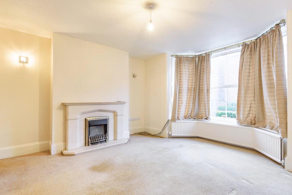 Queen St, Horncastle, LN9 6BH 3 bed terraced house £160,000