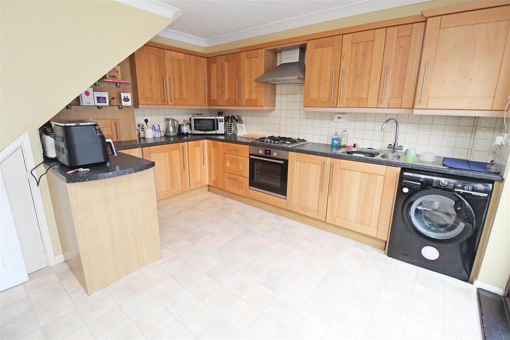 High View, Deanshanger, Milton Keynes 3 bed detached house £350,000