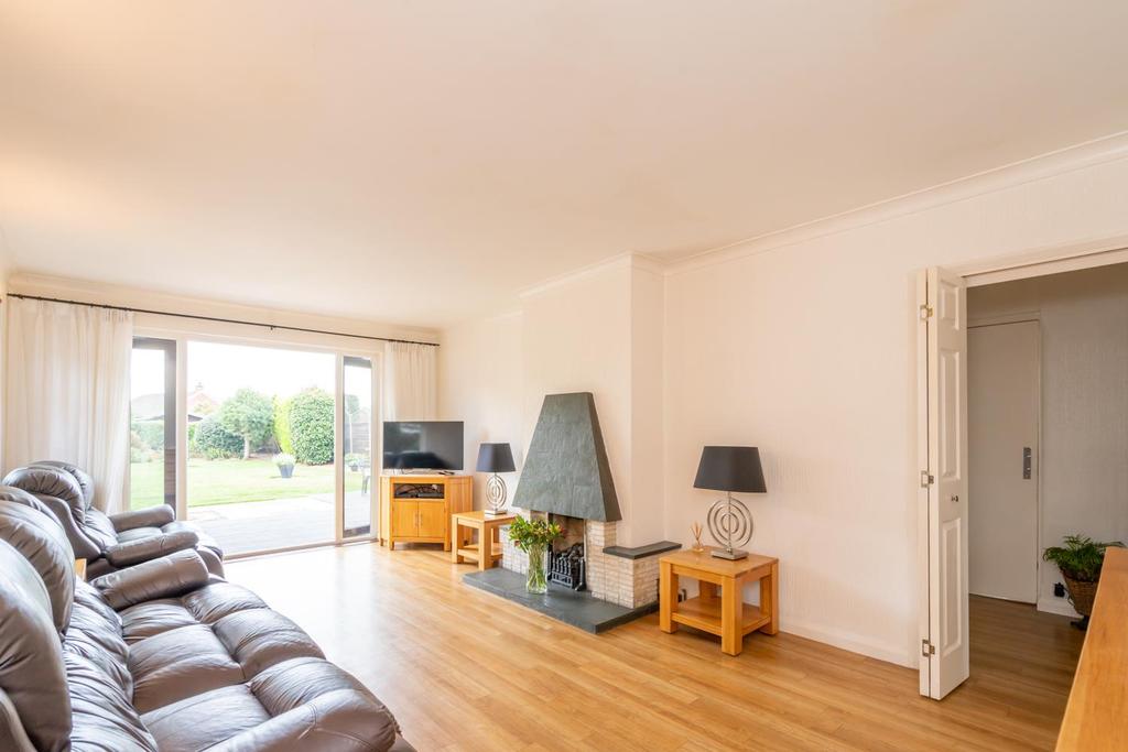 Pagham Road, Pagham, Bognor Regis, West Sussex, PO21 4NP 3 bed chalet
