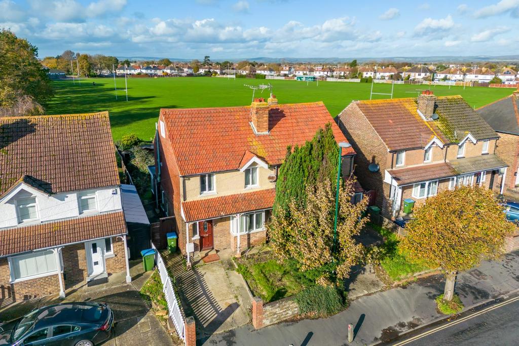 Hawthorn Road, Bognor Regis, West Sussex, PO21 2DD 3 bed semidetached