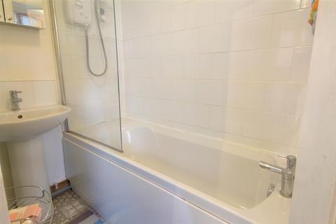 9 Victory Road, Beeston, Nottingham, NG9 1LH