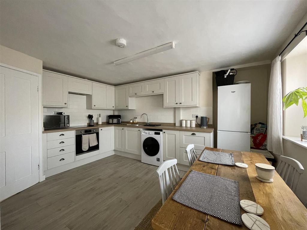 Kitchen (2).JPG