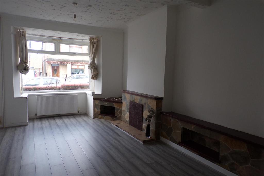 King Avenue, Llanelli 3 bed house £750 pcm (£173 pw)