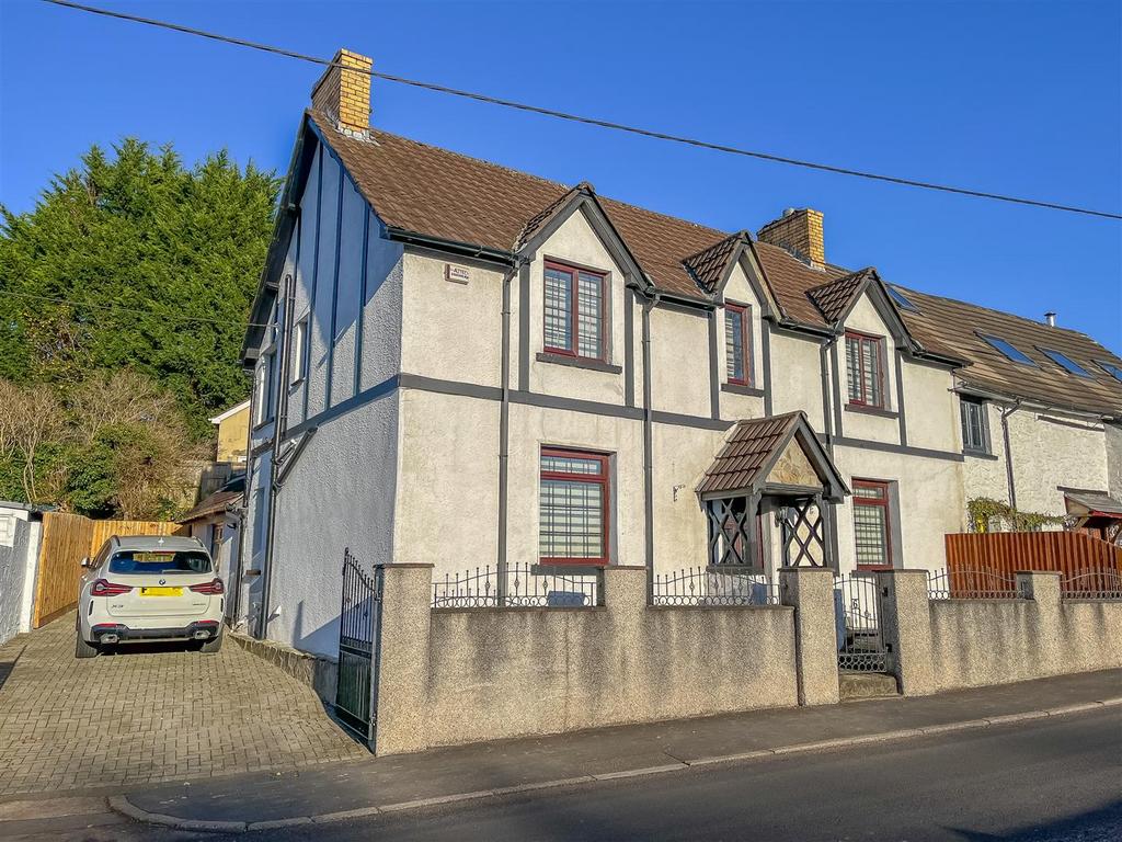 Tregwilym Road, Rogerstone, Newport 4 bed semidetached house £325,000