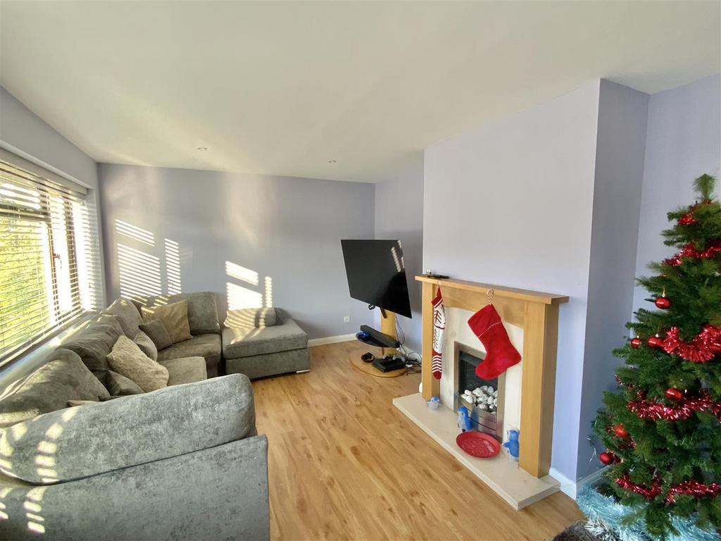 High View, Deanshanger, Milton Keynes 3 bed detached house £340,000